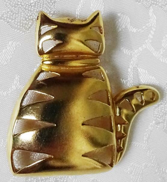 Vintage Gold one FAT Striped Openwork Cat Brooch Jonette Jewelry Pin Signed JJ