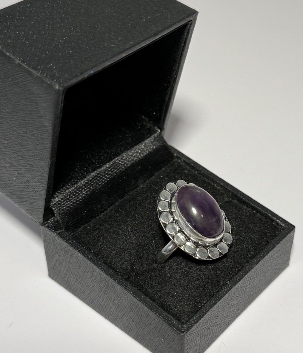 Pretty Cocktail Ring Silver Tone & Amethyst Coloured Stone Size S Costume Jewel