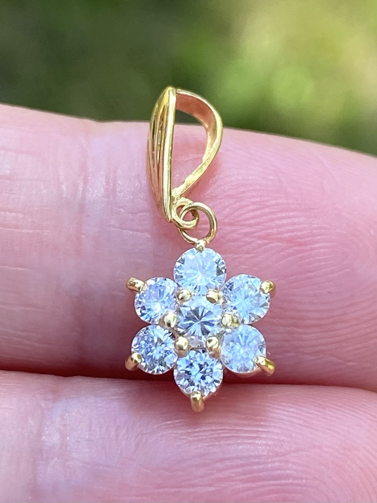 18K Yellow Gold 0.50CTW 100% Natural Diamond Flower Cluster Pendant