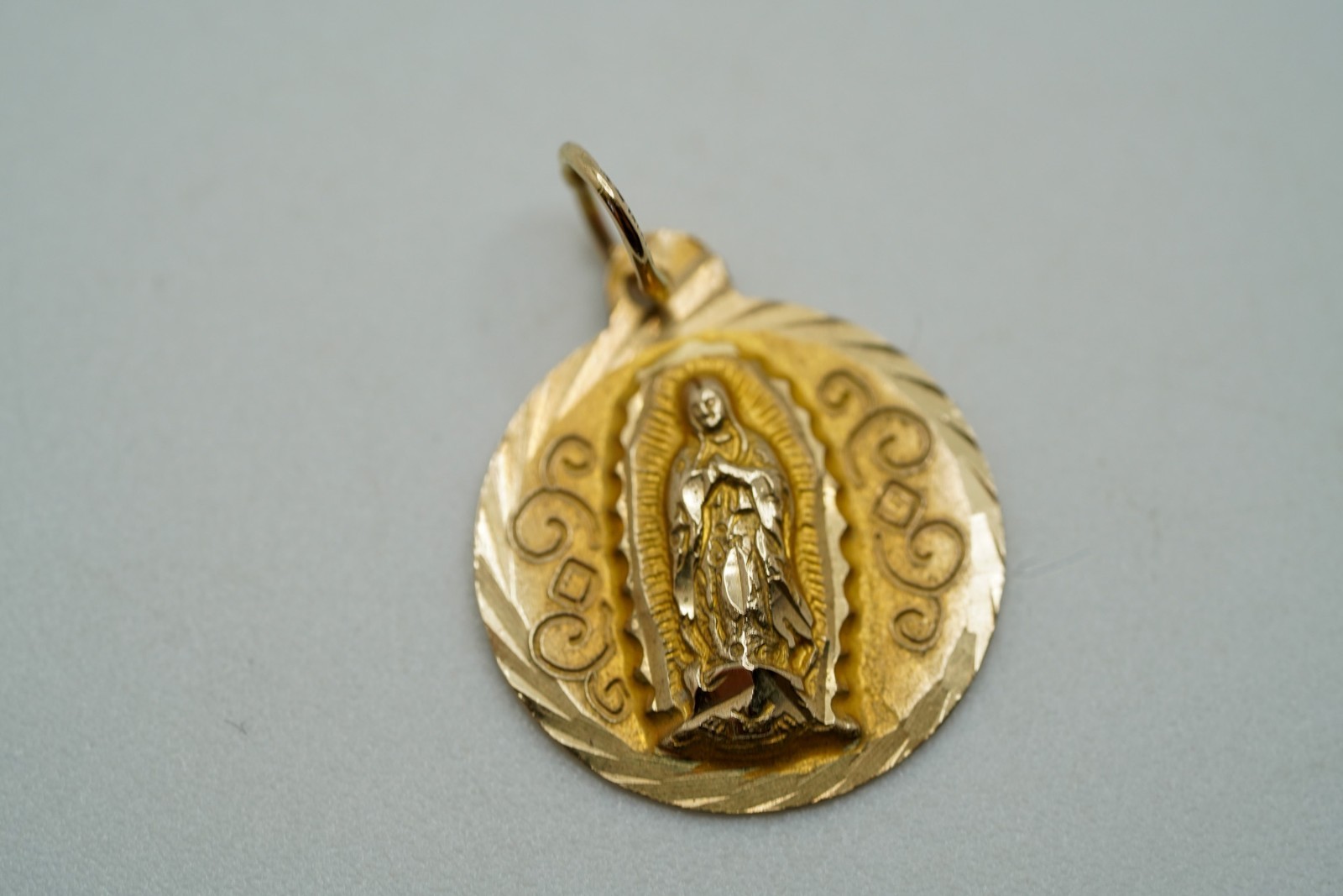 Vintage 14k Yellow Gold Virgin Mary Pendant Charm 1.7cm 1.51g