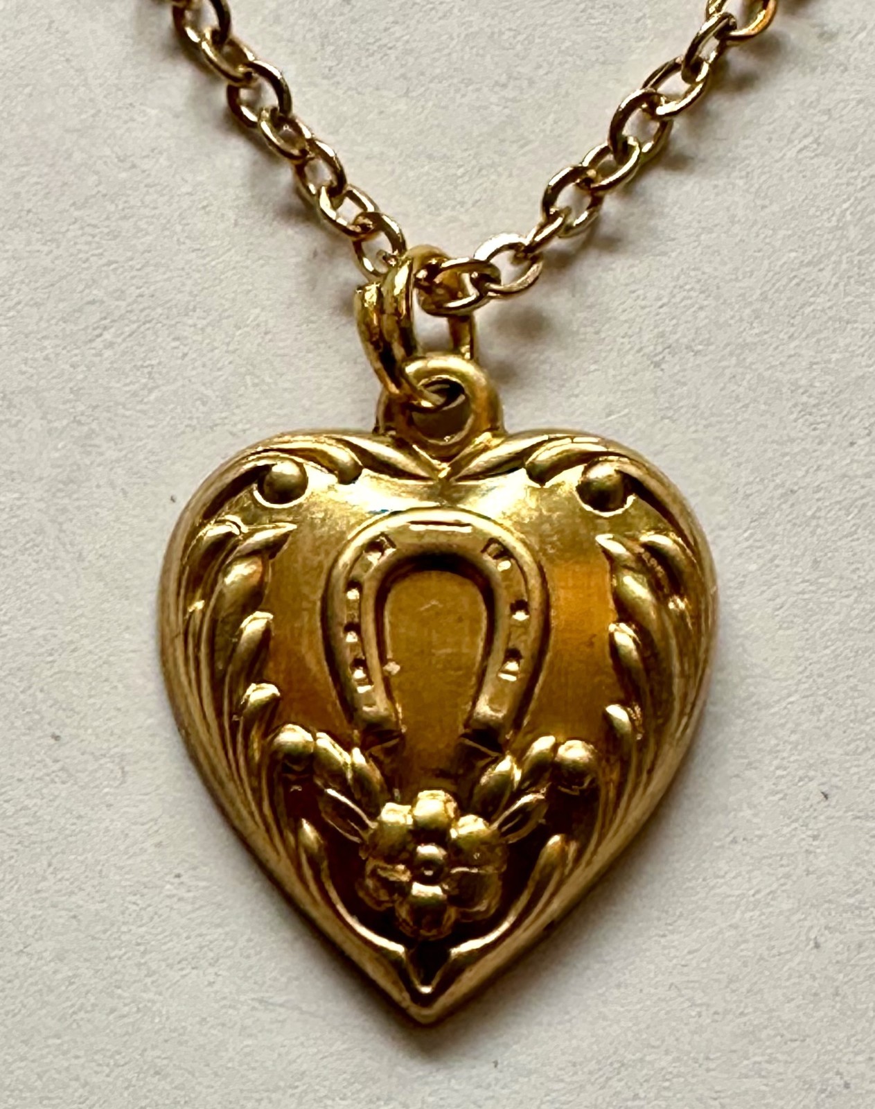 HEART HORSESHOE HORSE SHOE BRASS GOLD LOOKING PENDANT 3/4 OF 1″ PENDANT 18″ GP