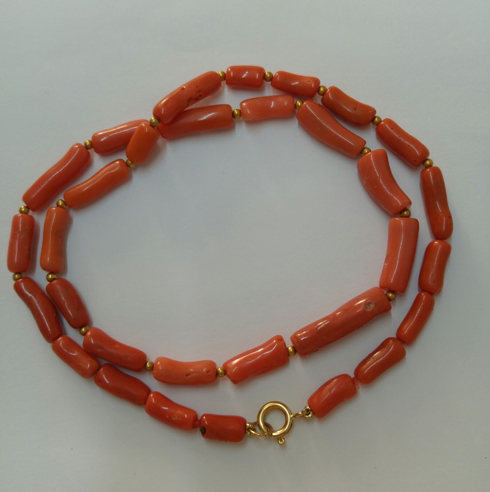 tube necklace, natural salmon coral, 18kt yellow gold, undyed