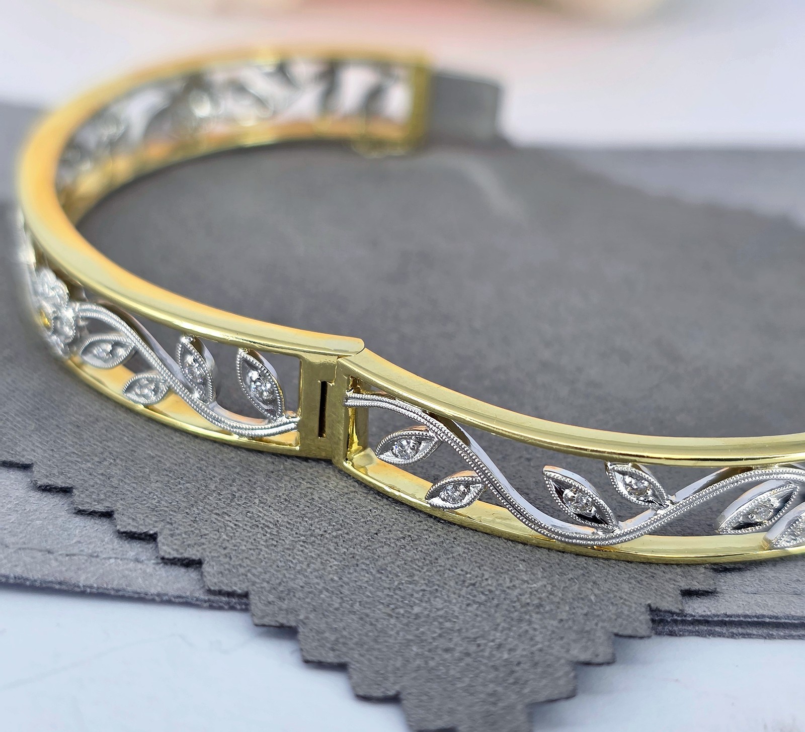 $10,890 Simon G. Trellis Floral 18kt Two-Tone 1ctw Natural Diamond Bracelet