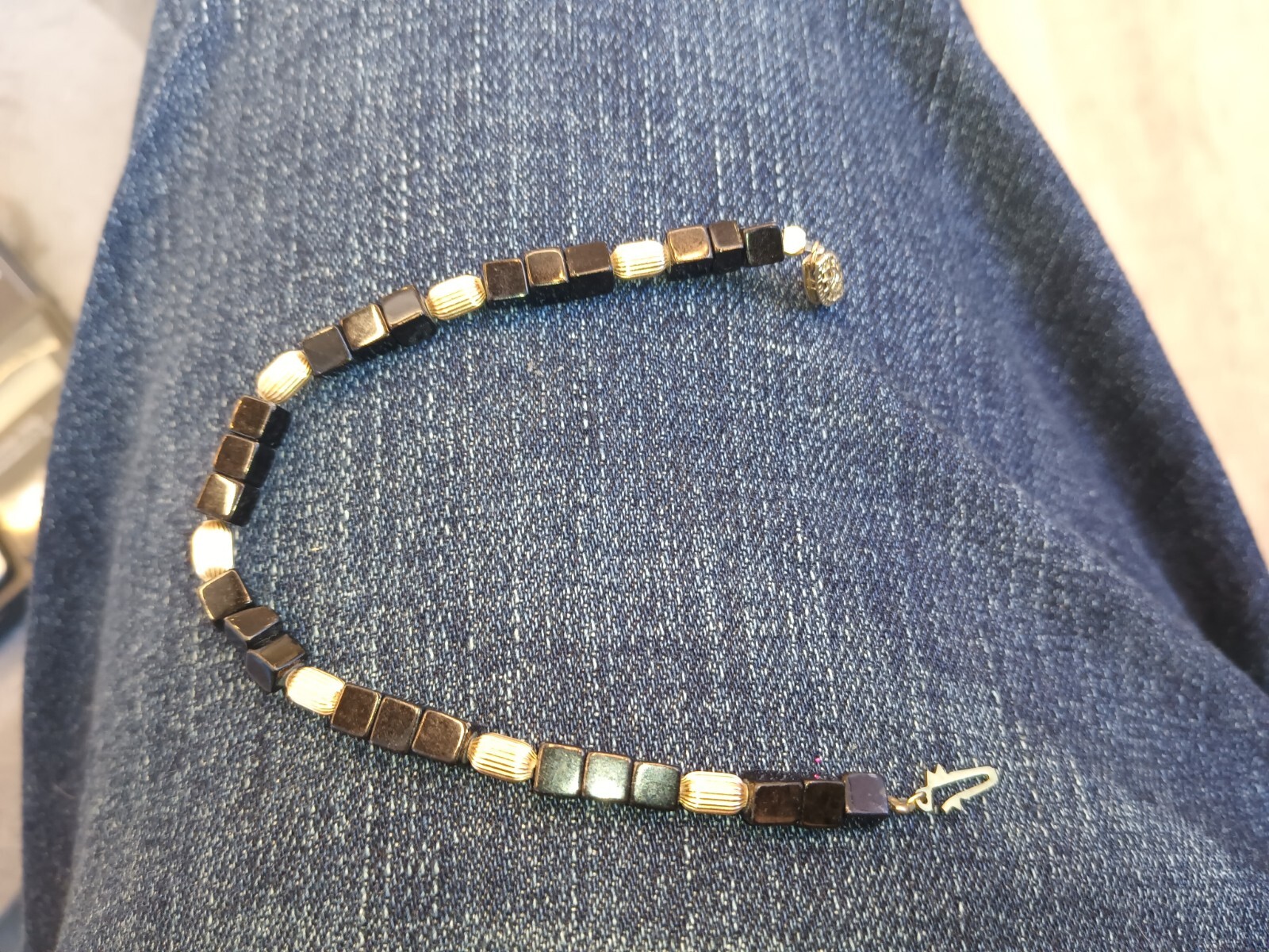 14/20 K Gold Filled And Black (Onyx?) Bead 7″ Bracelet