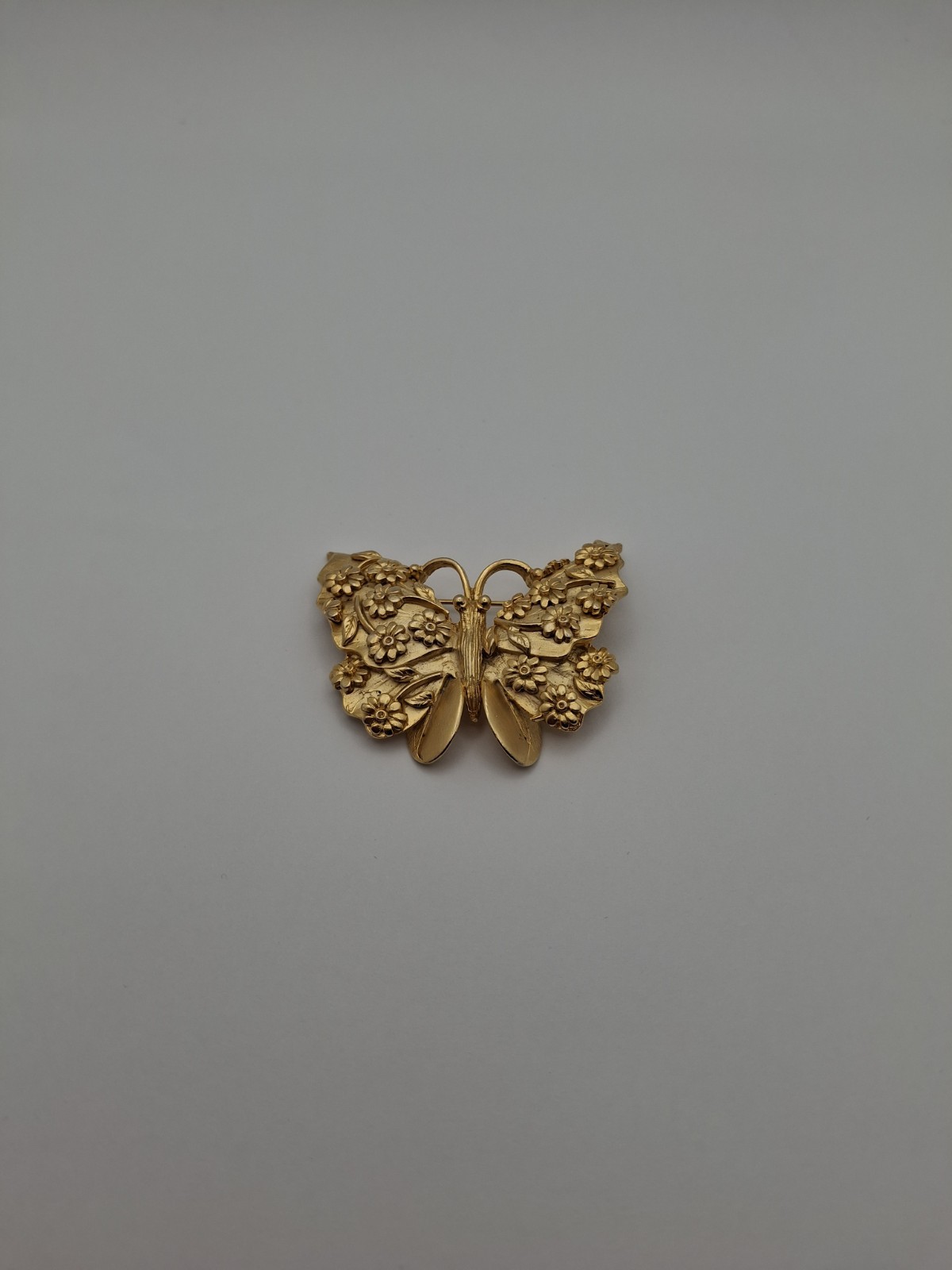 BSK 1970’s Butterfly Daisy Brooch Lapel Pin 2″ x 2.25″