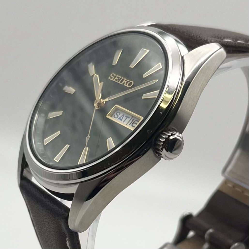 Seiko Essentials Green Quartz Day Date Sunburst 8N53-00A0 10 BAR WR 40mm Leather