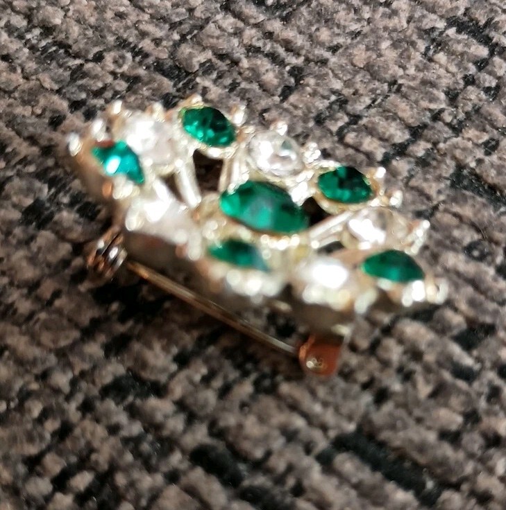 Vintage 50’s 60’s Emerald And Clear Rhinestone Gold Tone Brooch Pin Pinback