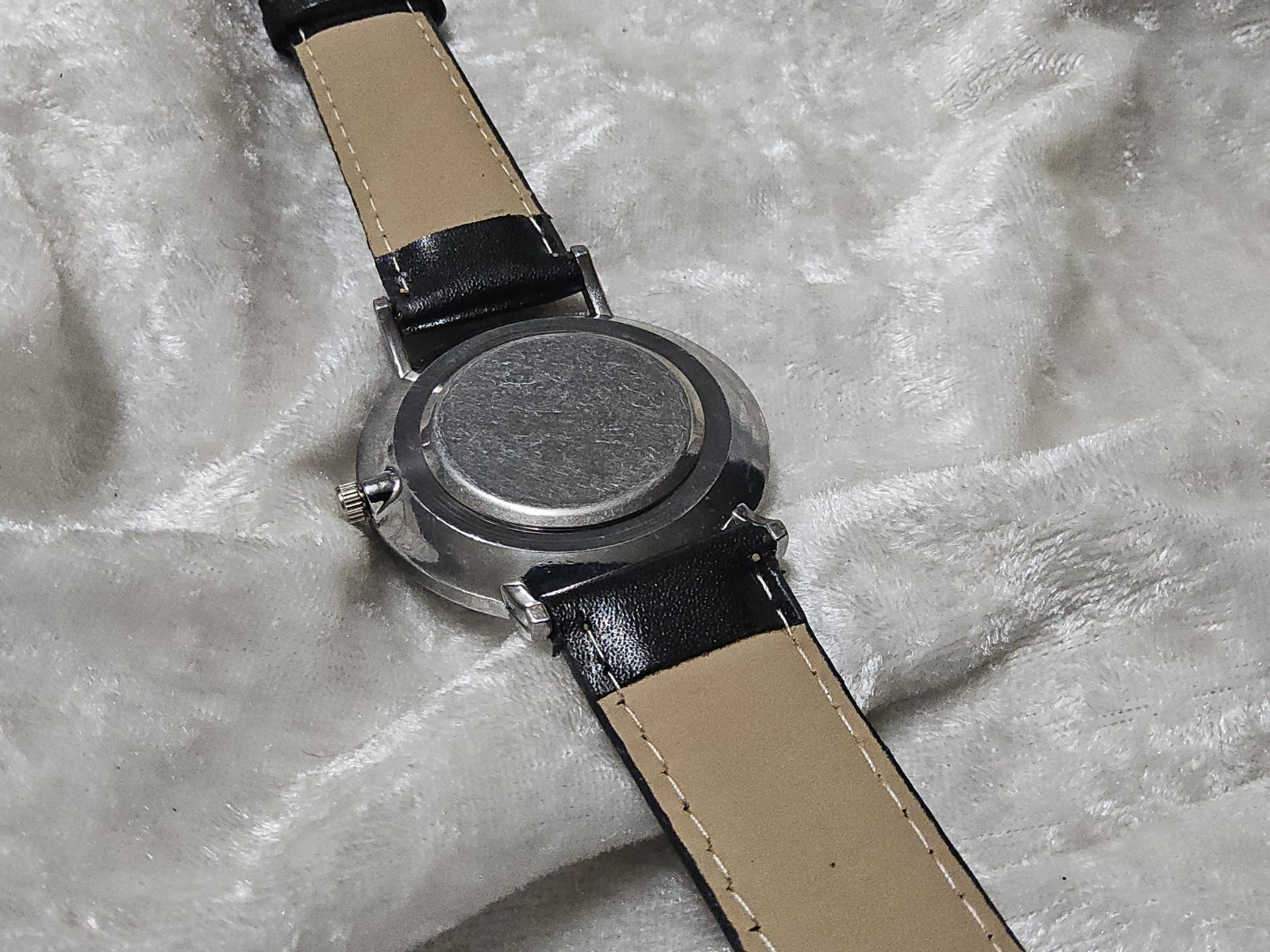 Mens White Face Geneva Analog Numberless Black Leather Watch