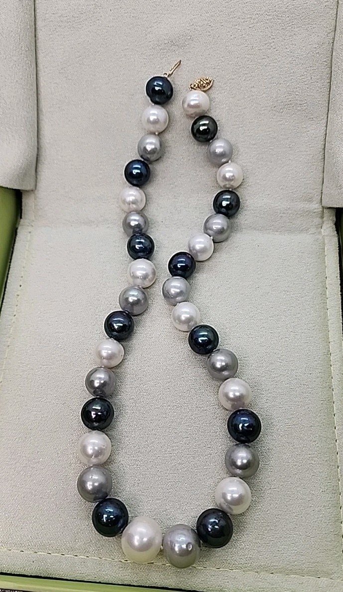 14k Yellow Gold 10mm Natural White, Black & Gray Cult. Freshwater 18″ Necklace