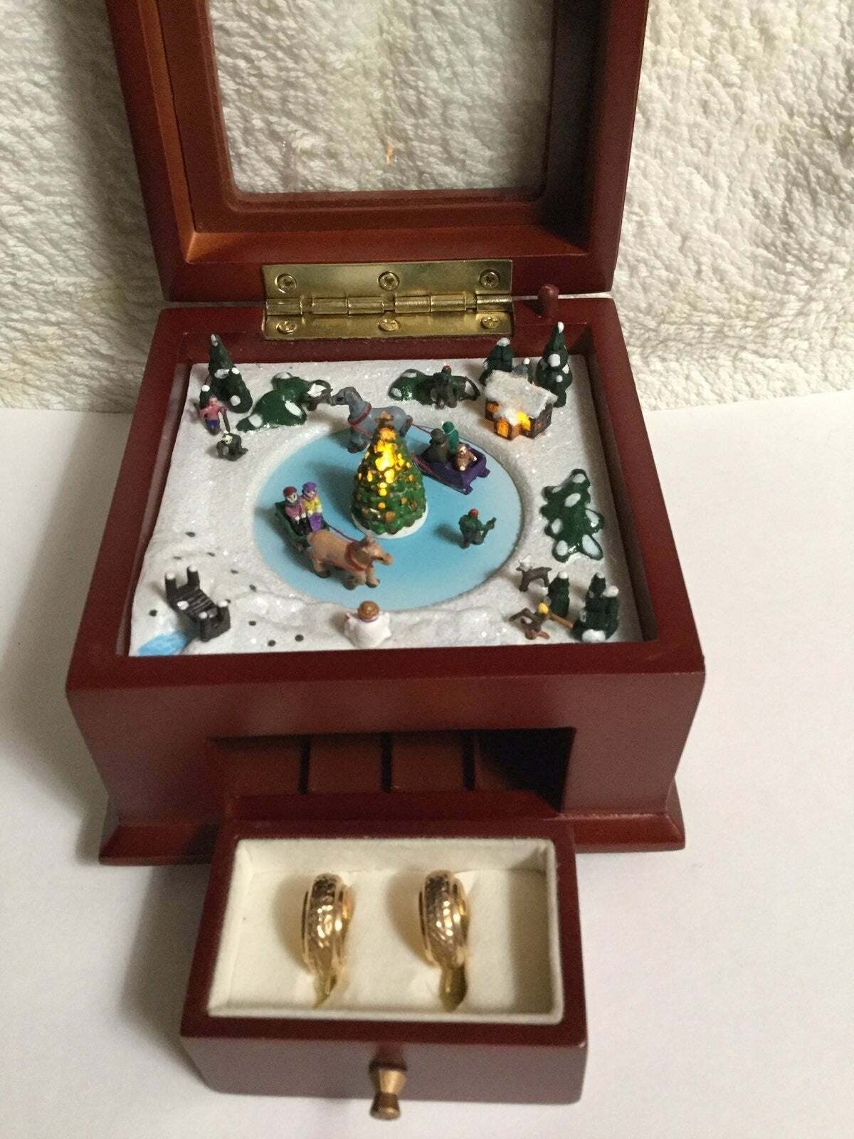 14KT Yellow Gold Diamond-cut Bolivia Earrings in a Musical Carousel Jewelry Box
