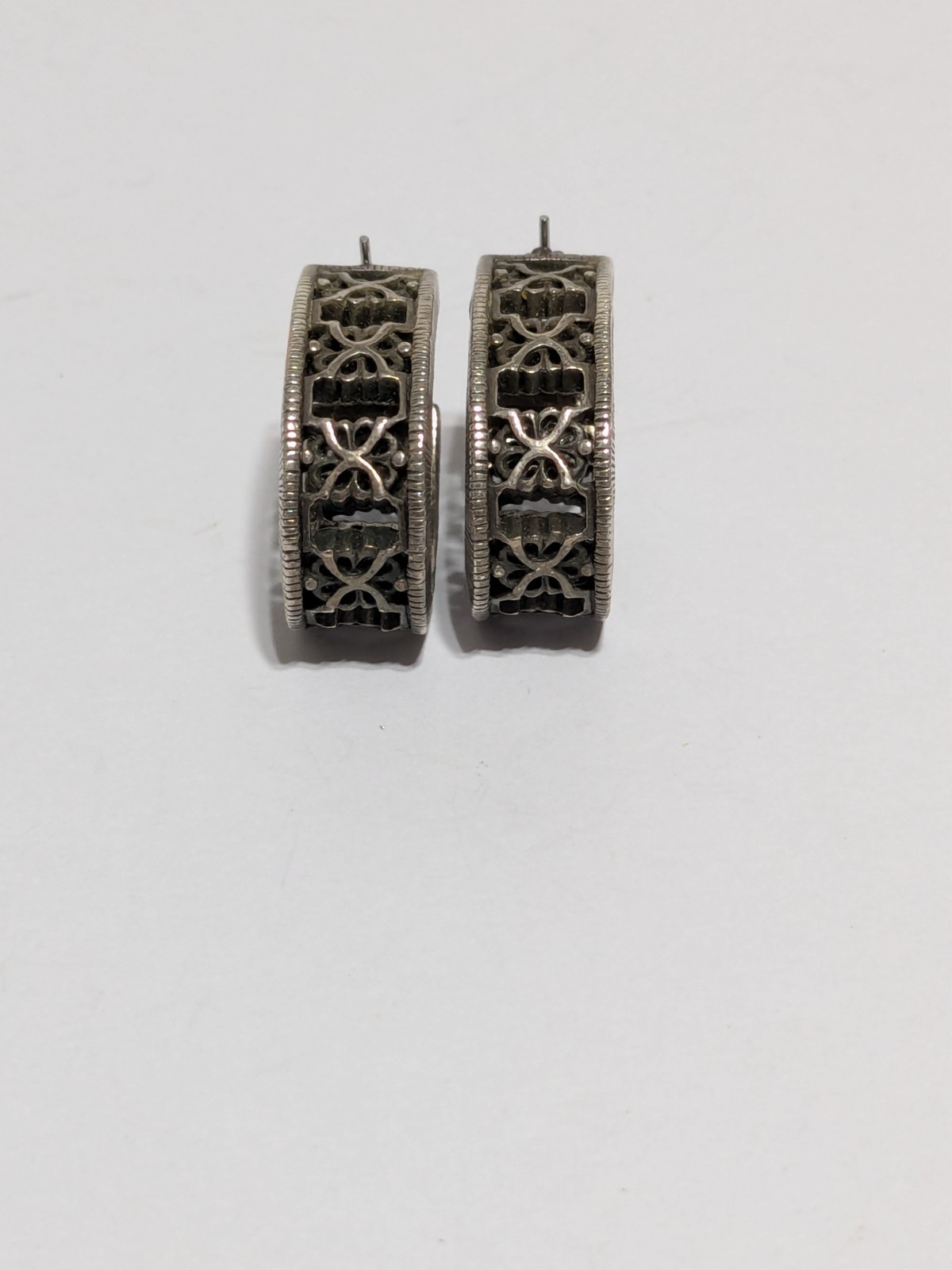 Silver Tone Oval Hoop Filigree Style Earrings 1″. Push Lock Closure. Textured.