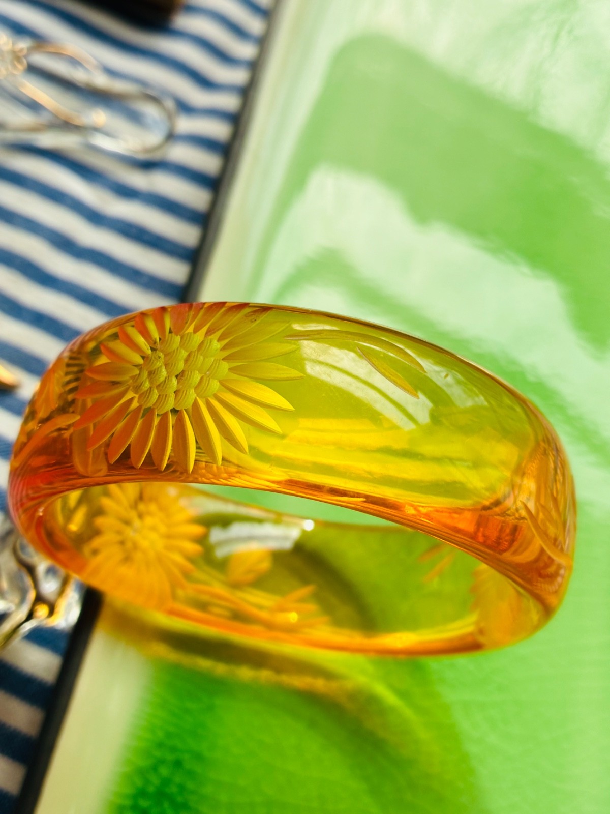 GORGEOUS Vintage Plastic Resin BANGLE BRACELET Carved Orange Beauty 2 3/4″ Inner