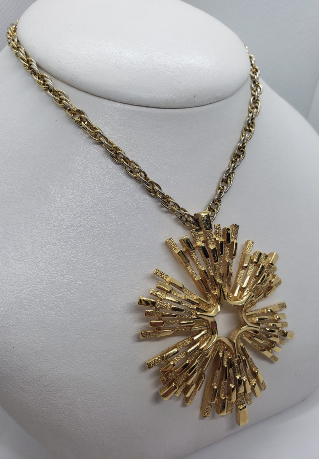 Vtg TRIFARI Goldtone Sunburst Modernist 60’s Glam Statement Pendant Necklace 25″