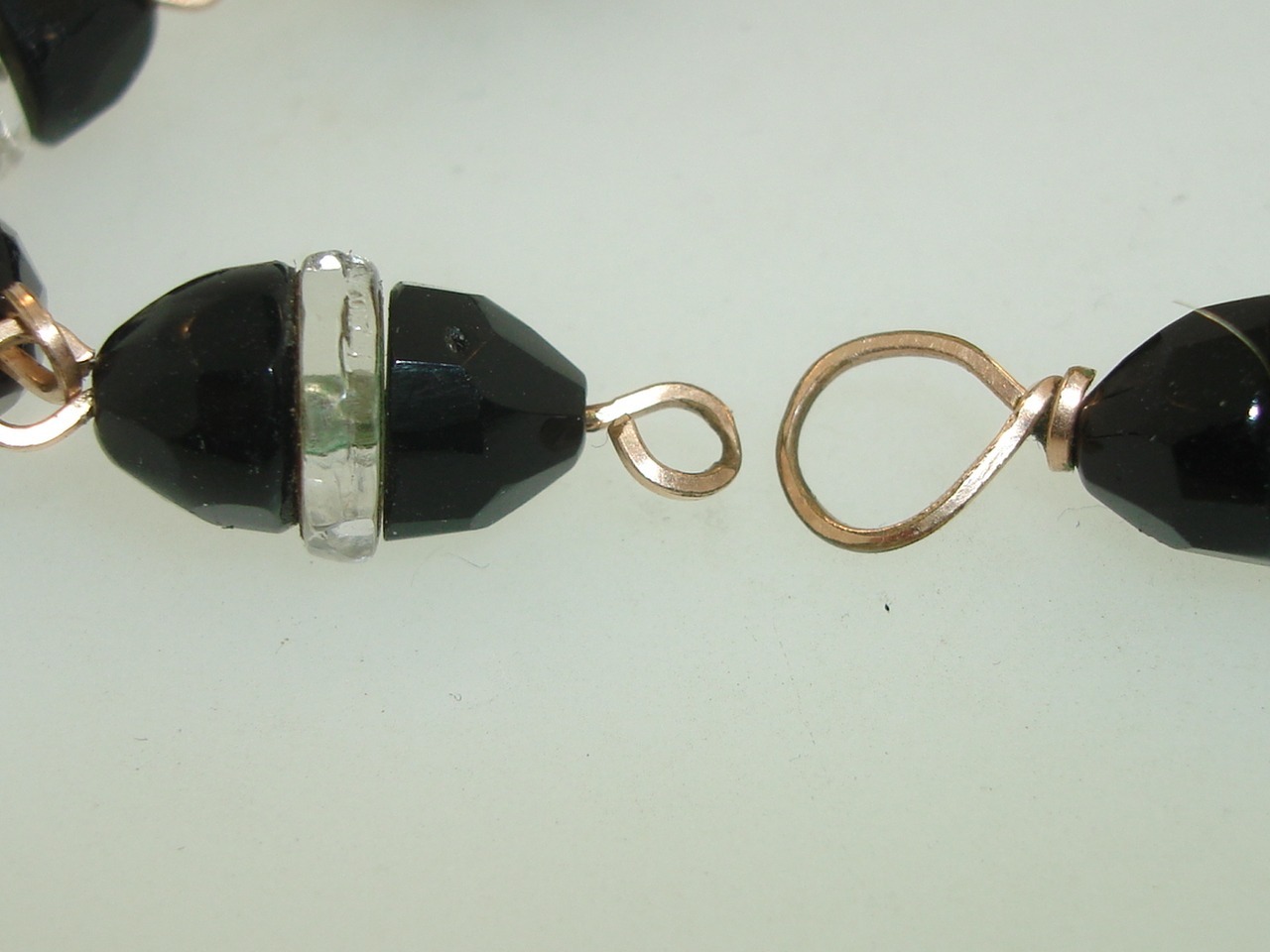 VINTAGE 1940’S FACETED BLACK & CLEAR ROUNDELLE GLASS BEAD CHOKER NECKLACE!