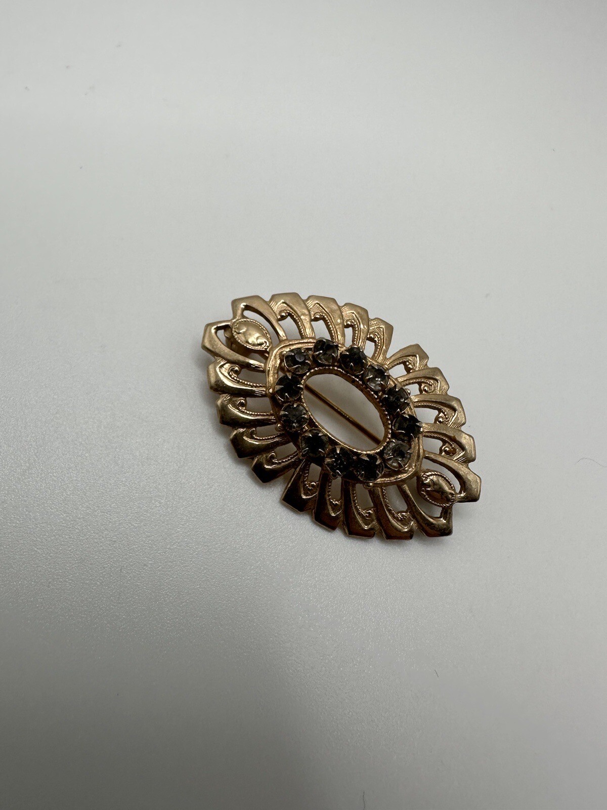 Vintage Gold Ornate Rhinestone Oval Brooch 3.6cm JB15