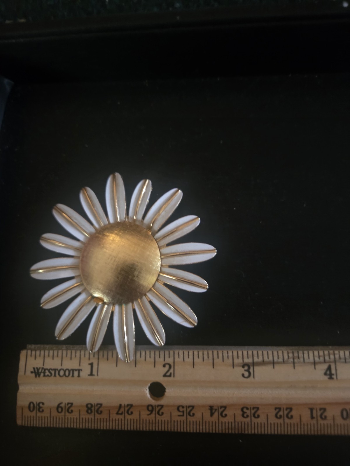 Gold Tone White Enamel Vintage AVON Daisy Flower Locket Brooch Pin Hinged 2.5 in