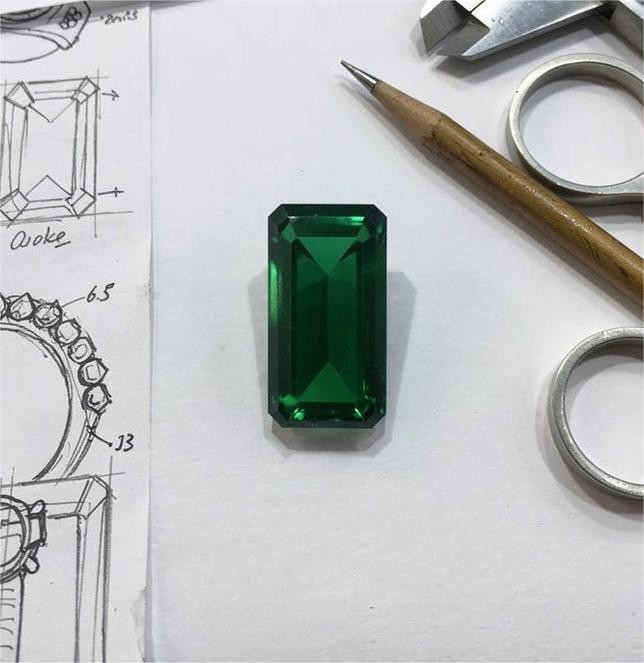 Emerald Green Emerald‑Cut 30–35 ct – Deep Green Loose Gemstone for Ring/Pendant