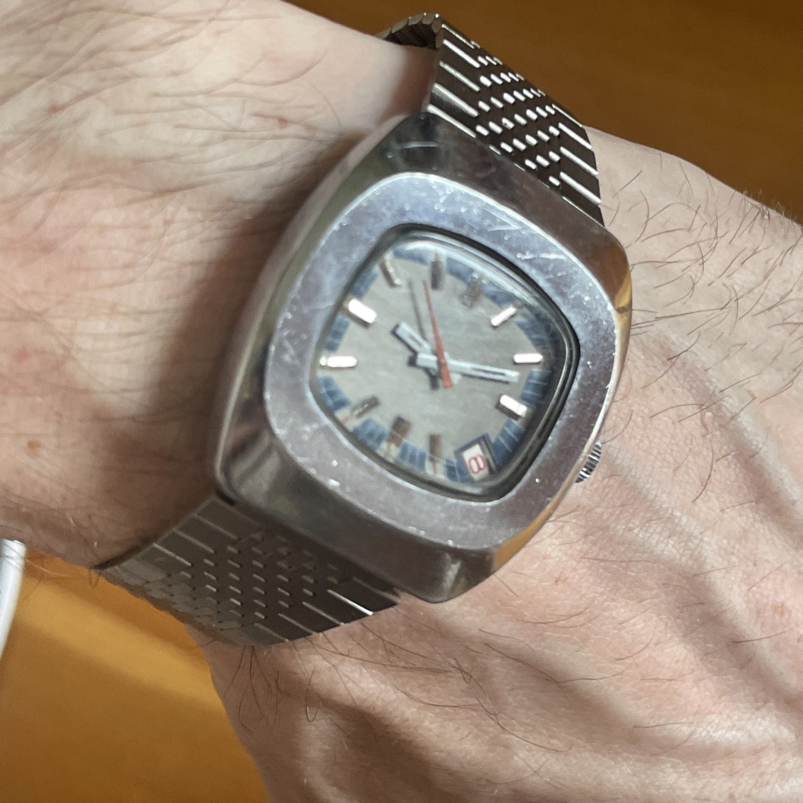 VINTAGE STAINLESS STEEL MEN’S SWISS WATCH AUREOLE DATE AT 4 Manual wind