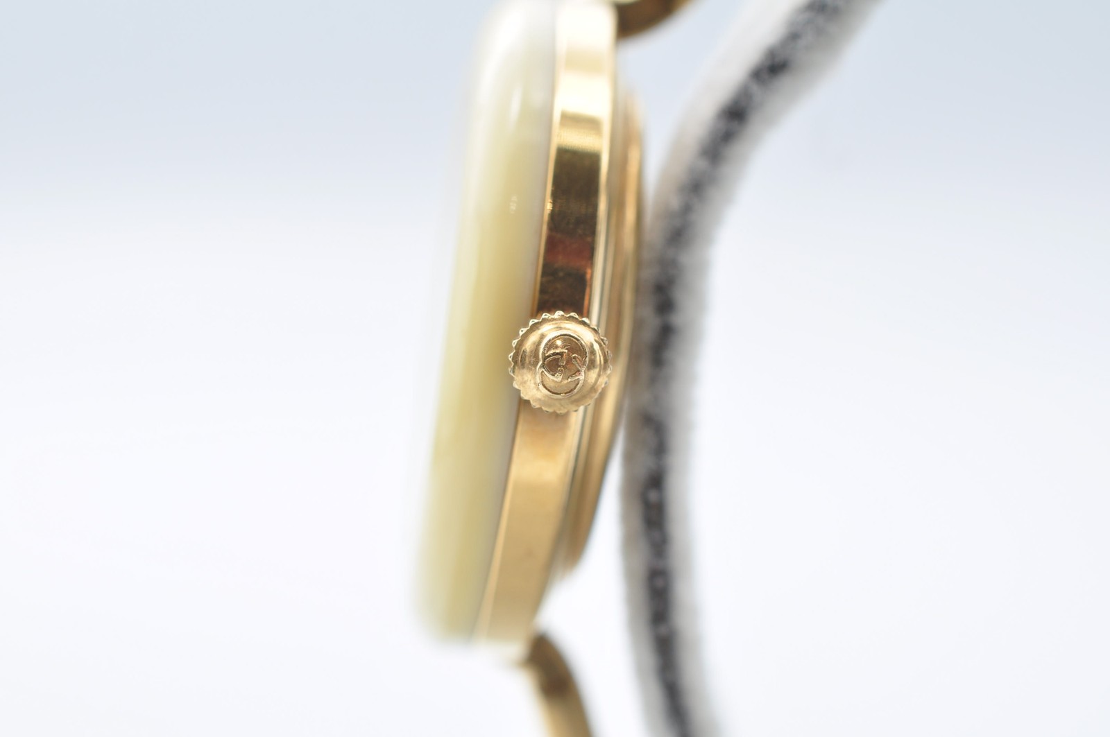 Gucci 11/12.2 Cream Bezel Quartz Watch Ladies Gold Tone Band Braselet w-1181
