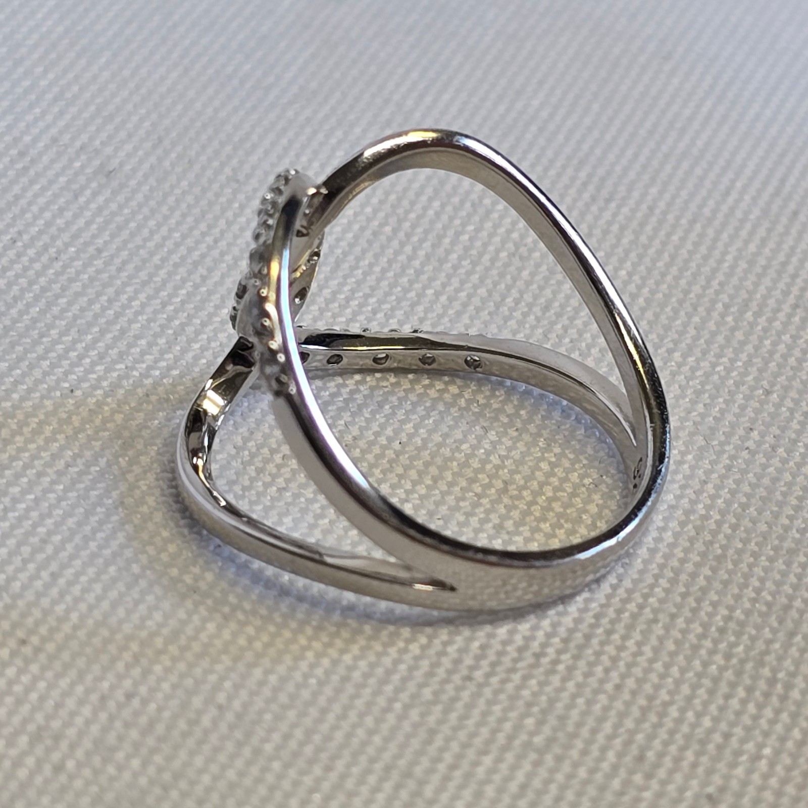 Sterling Silver Ring 3.17g Fine Jewelry Size 8 Band Clear Stones *READ*