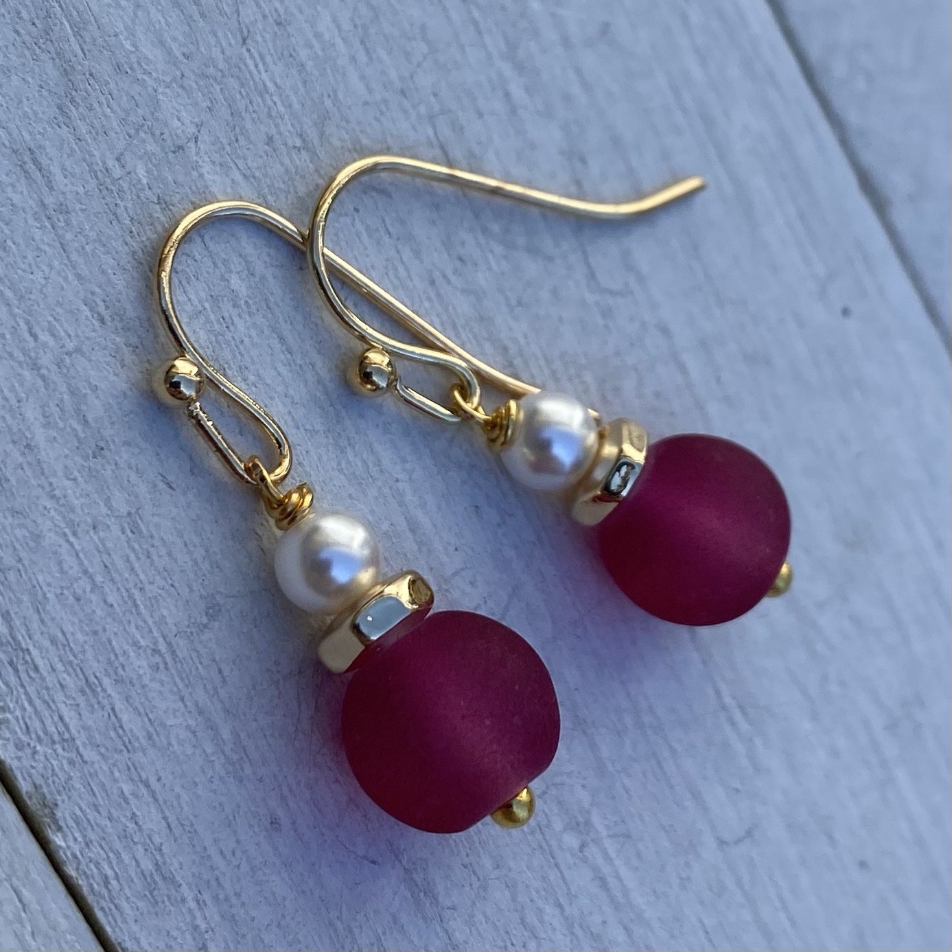 Min Favorit Fuchsia Pink Sea Glass, White Freshwater Pearl & Gold Pl Earrings