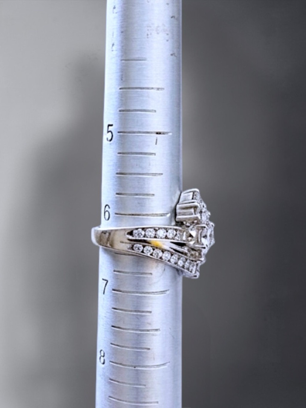 14K White Gold Diamond Right-Hand Ring – Size 6.5