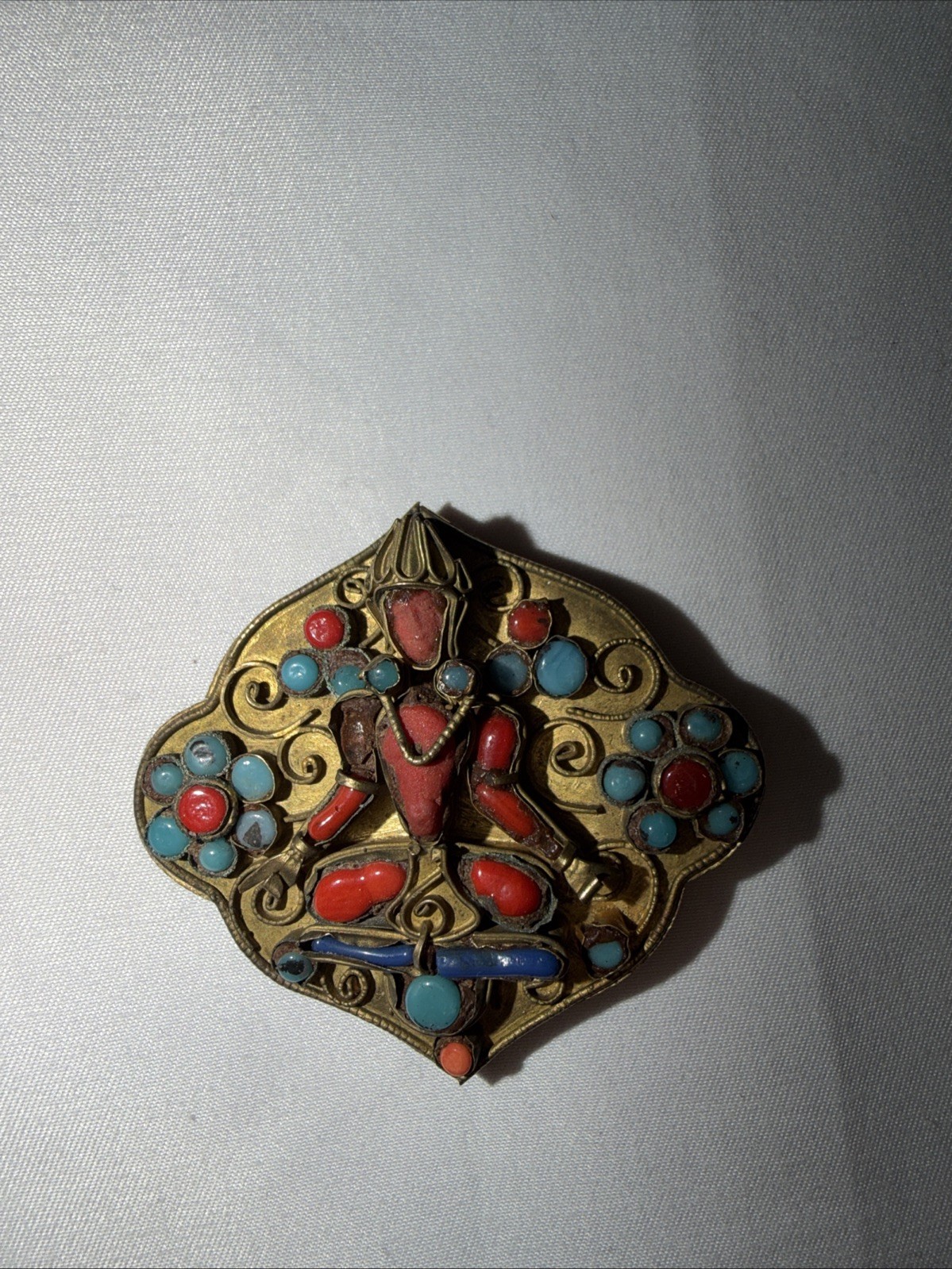Spilla Tibet Vintage In Ottone E Pietre Corallo E Turchese