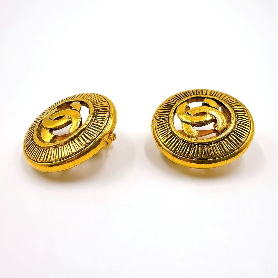 CHANEL CC Logo Coco Mark Vintage Earrings Gold-tone Matelasse Clip-On Auth JAPAN