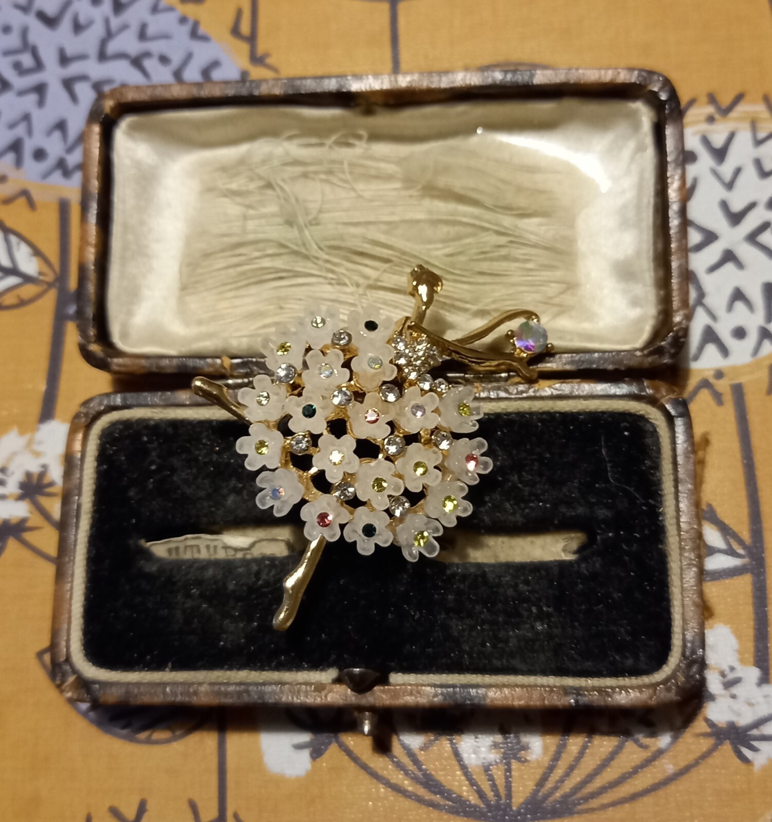 VINTAGE STYLE GOLDTONE BALLERINA FLORAL BROOCH PRETTY SPARKLY MULTICOLOURED