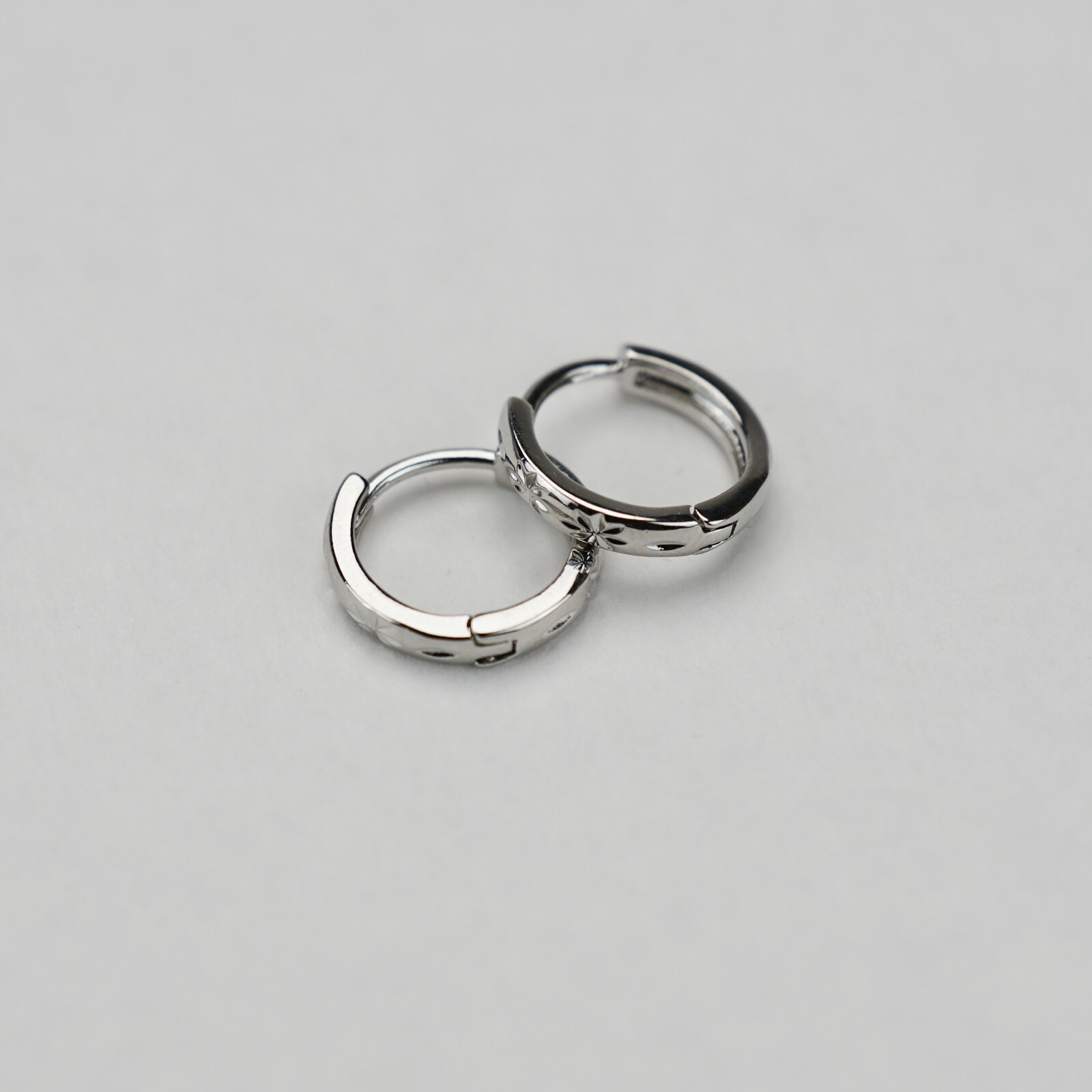 2Pcs Stainless Steel Retro Fashion Flower Hoop Huggie Stud Earrings Piercing