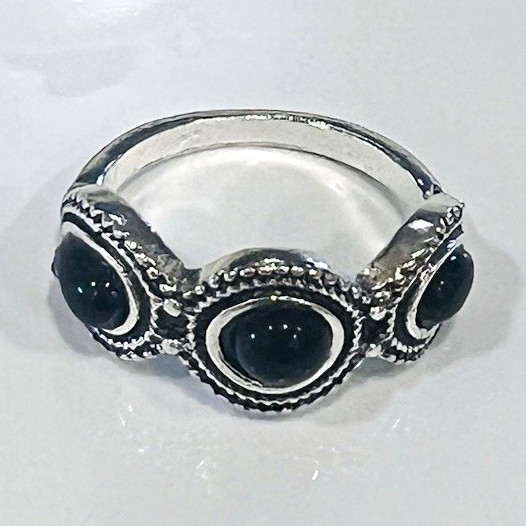 Silver Tone Metal Black Round Bezel Set 3-Stone Band Ring Size 7 6mm
