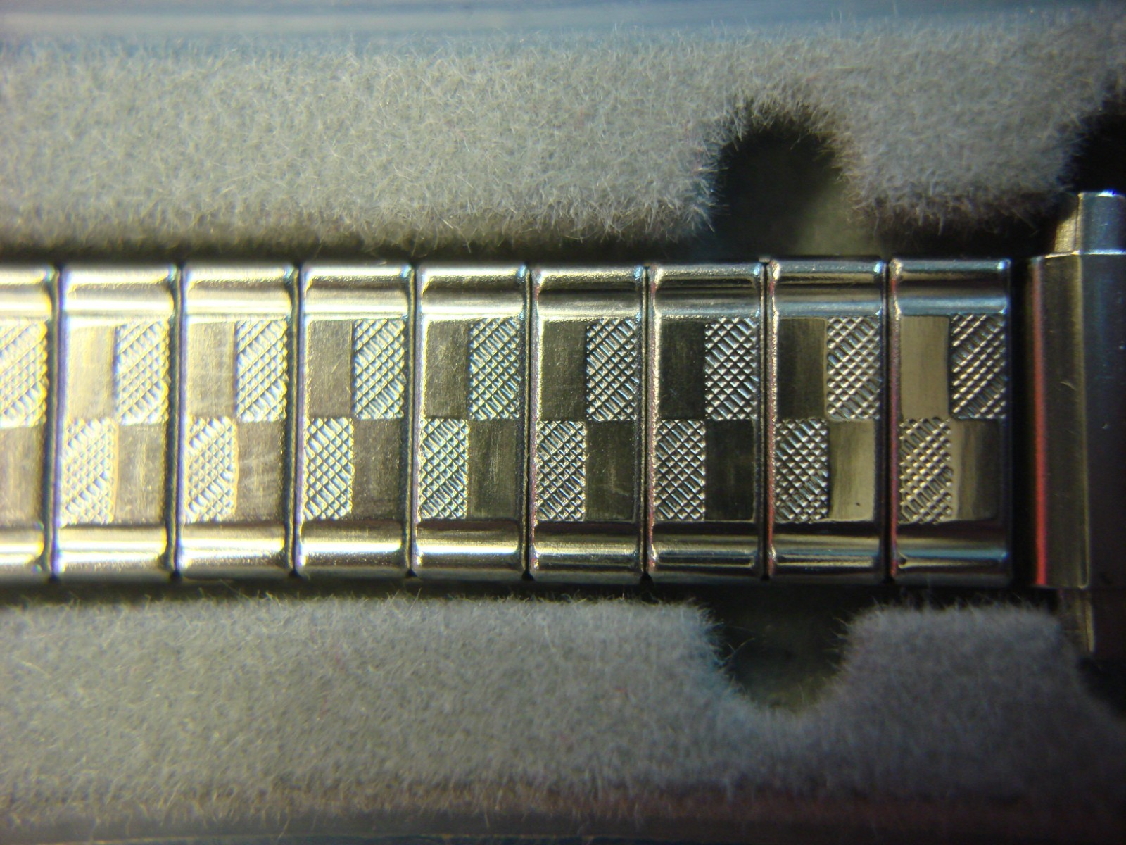 VINT. FLEX-ON BY KREISLER -SILVER TONE STAINLESS WATCH BAND – NOS – 9 – 12 MM