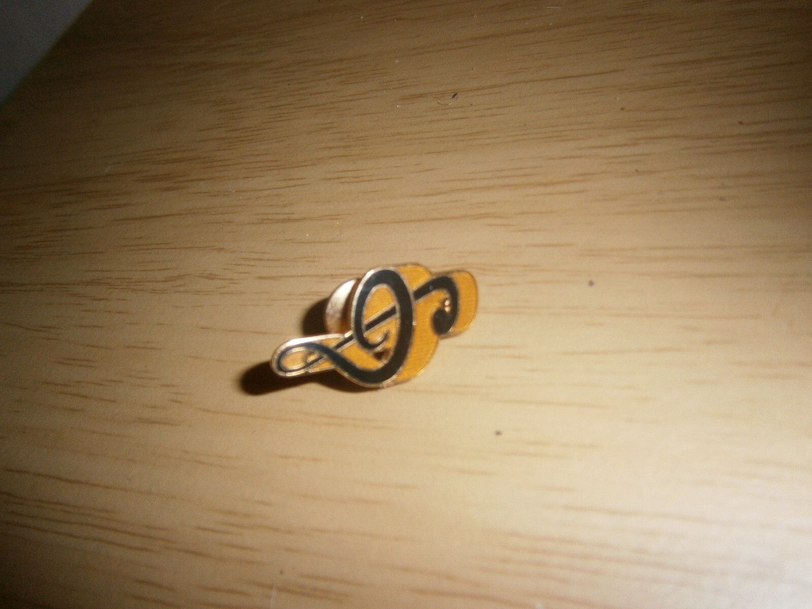 Vintage double clef style ‘Future Primitive U.S.A’ brooch pin. 3cm. (E11b)