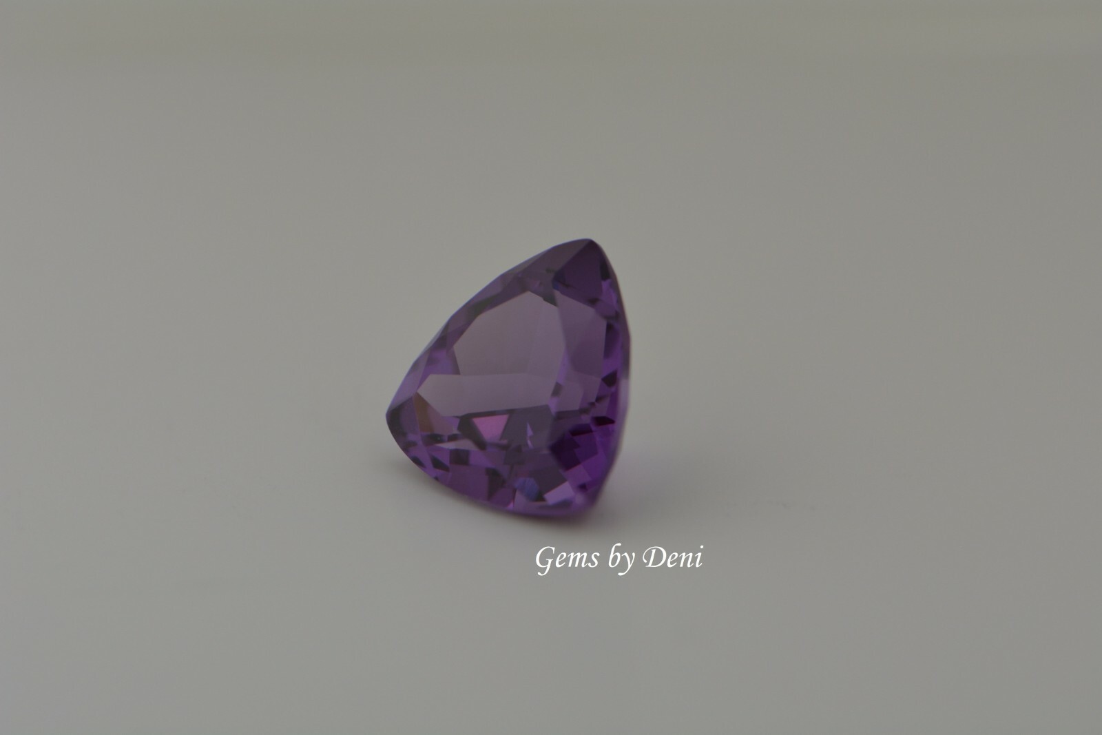 Lab-Created Alexandrite Trillion Shape Corundum (3x3mm-16x16mm)