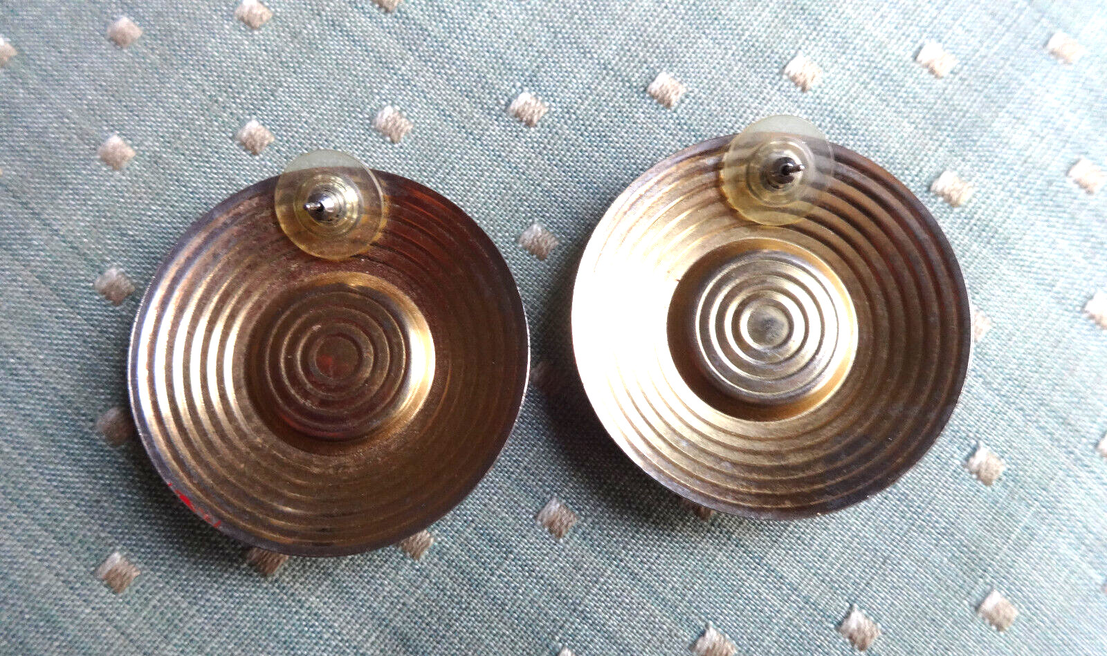 VTG DISC BUTTON ABSTRACT BRUTALIST ETHNIC RED BLK WH PIERCED EARRINGS GOLD TONE