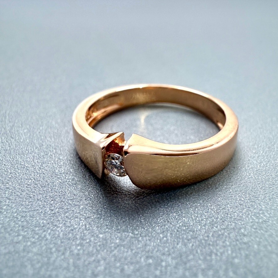 14K Rose Gold 3.0 mm V Band with .07 carat natural Diamond Size 6 3.2 grams
