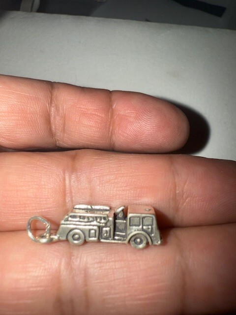 Sterling Silver Vintage Fire Truck charm 2.76 grams, .90 in x .25 in