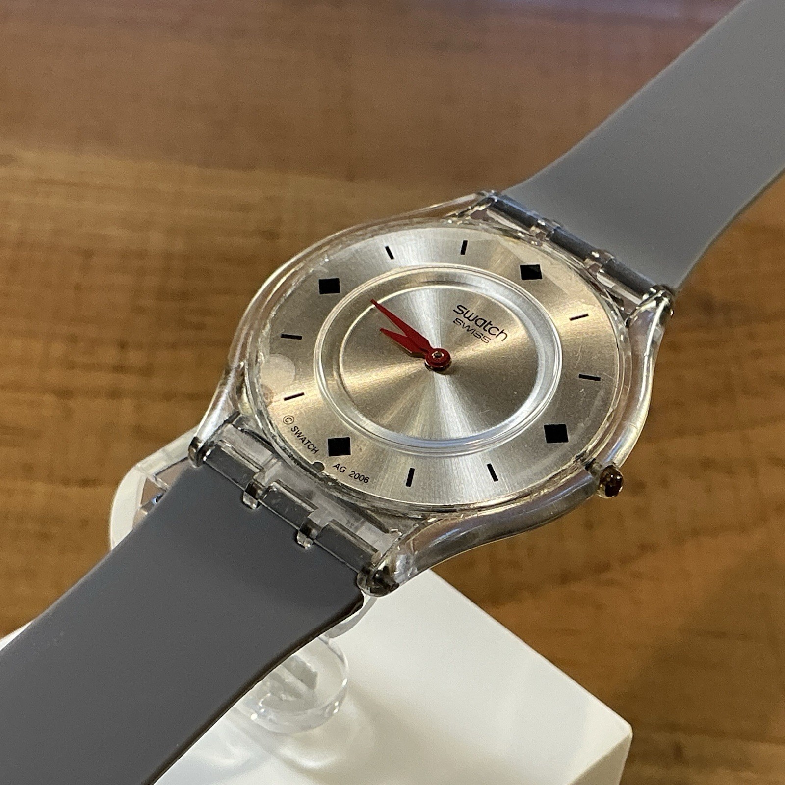 SKIN – ULTRA THIN – SILVER DIAL / RED HANDS – 34mm