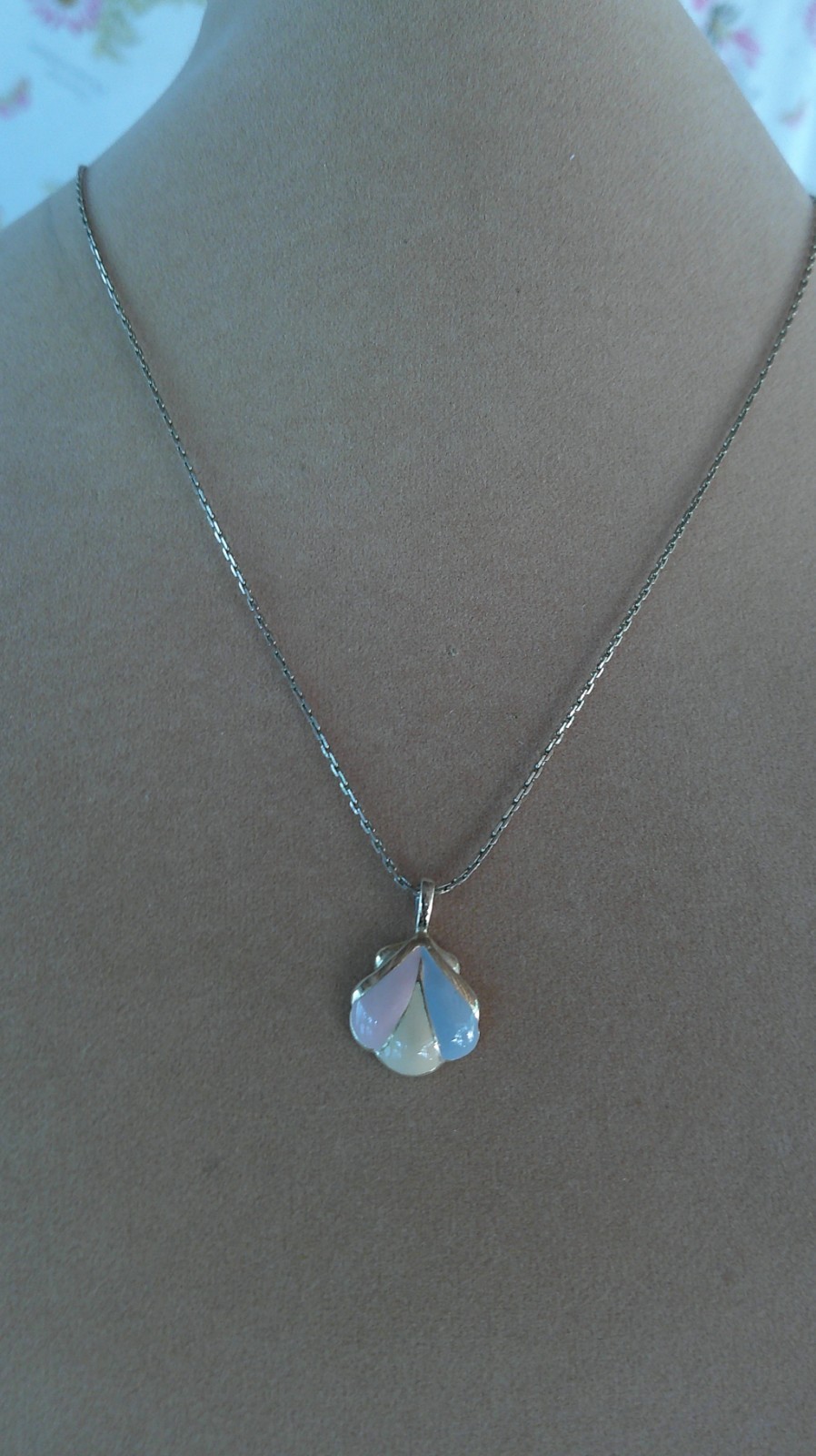 Vintage Gold Tone Enamel Shell Pendant Necklace – Pink, Beige, and Blue