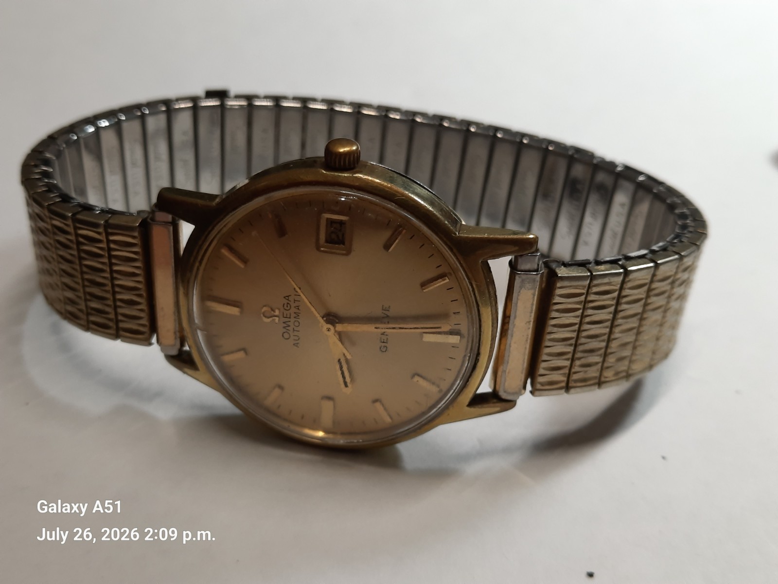 VINTAGE OMEGA GENEVE 17J, AUTO WIND, DATE @ 3 RUNS