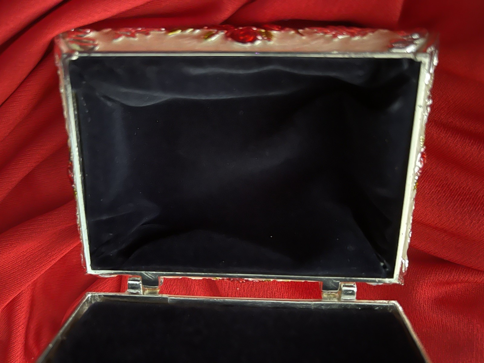 Gorgeous Vintage Red Roses 🌹 Flower Jewelry Box.