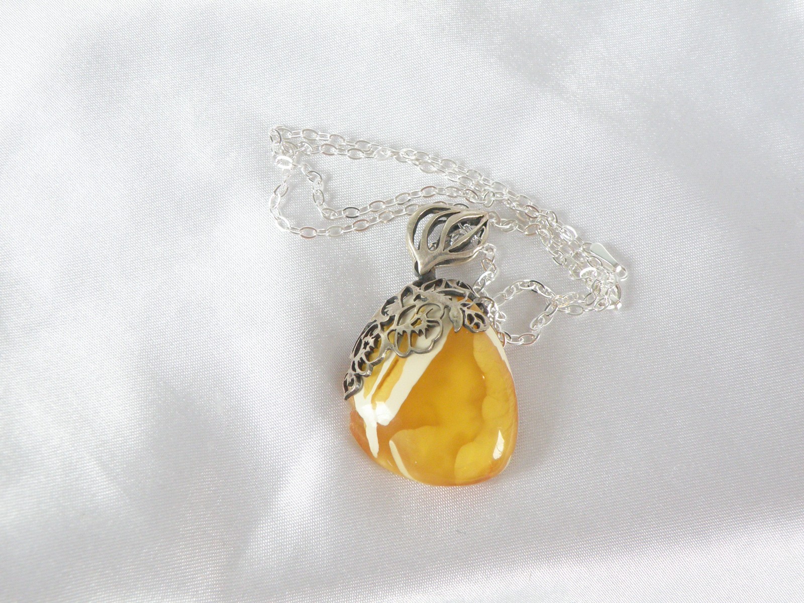 Vintage Sterling Silver 925 Butterscotch Egg Yolk Amber Pendant Necklace