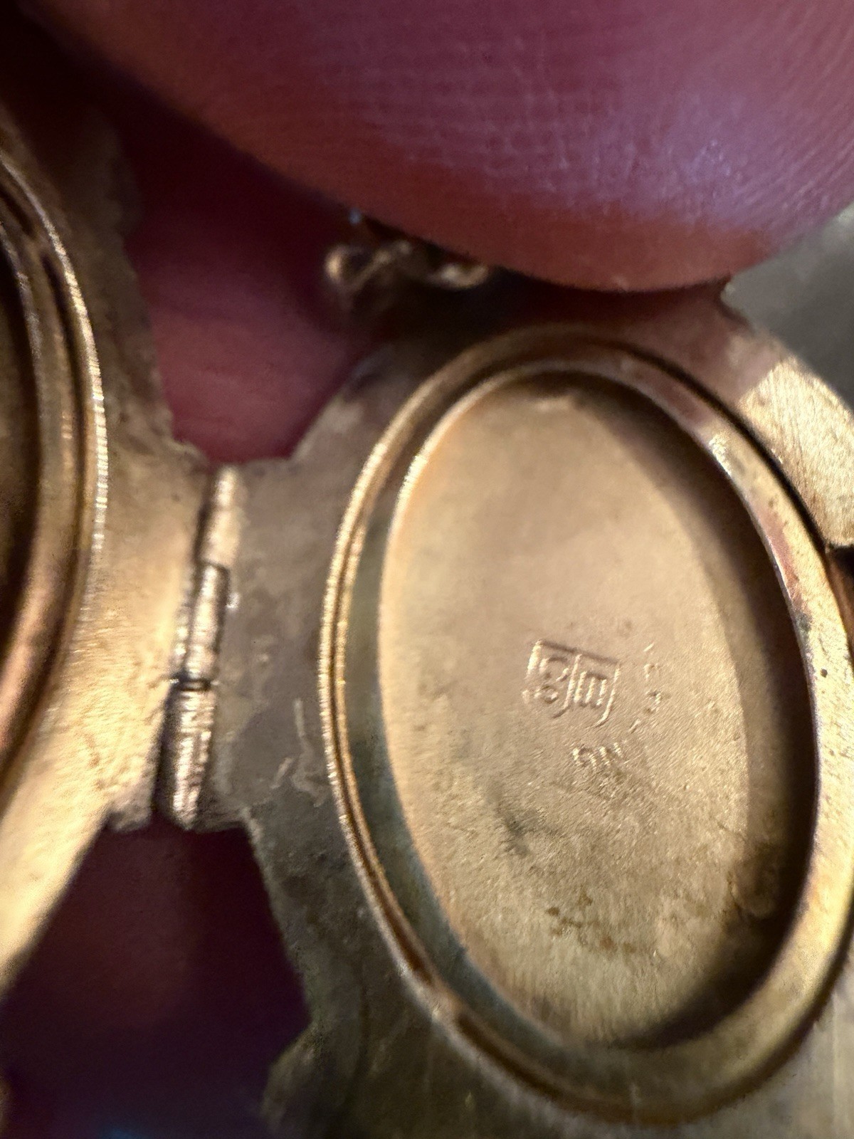 Antique Sterling Silver Locket By Bliss Brothers Co. c.1905–1925 Etched