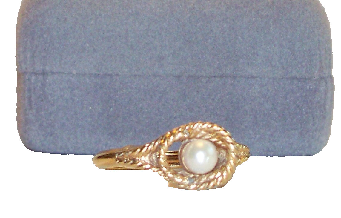 VTG AVON RING – GOLD TONE FAUX PEARL BRAIDED ROPE SIZE 7-9 ADJUSTABLE – B16