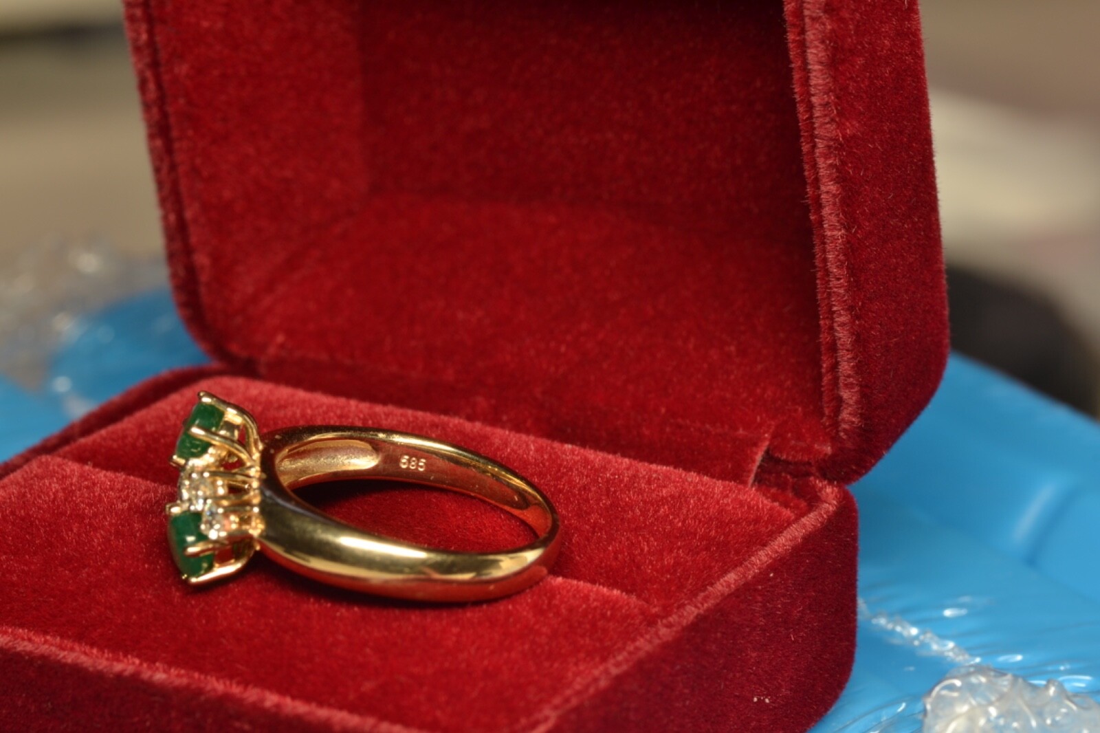 14k gold ring 1.8ct green emerald brilliant 0.27ct 6.7gr. Estimate: 1600€