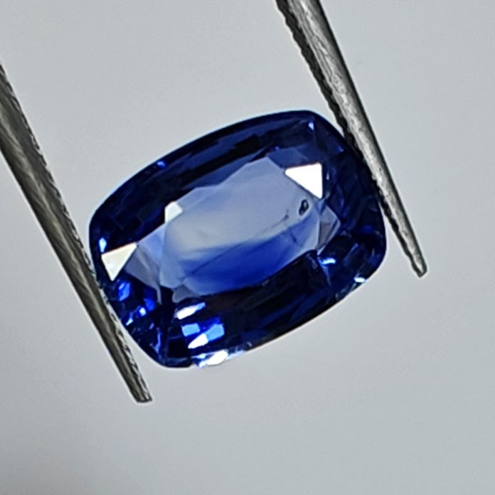 Certified 2.41ct Natural Ceylon Sapphire “Corn flower blue” top color luster gem