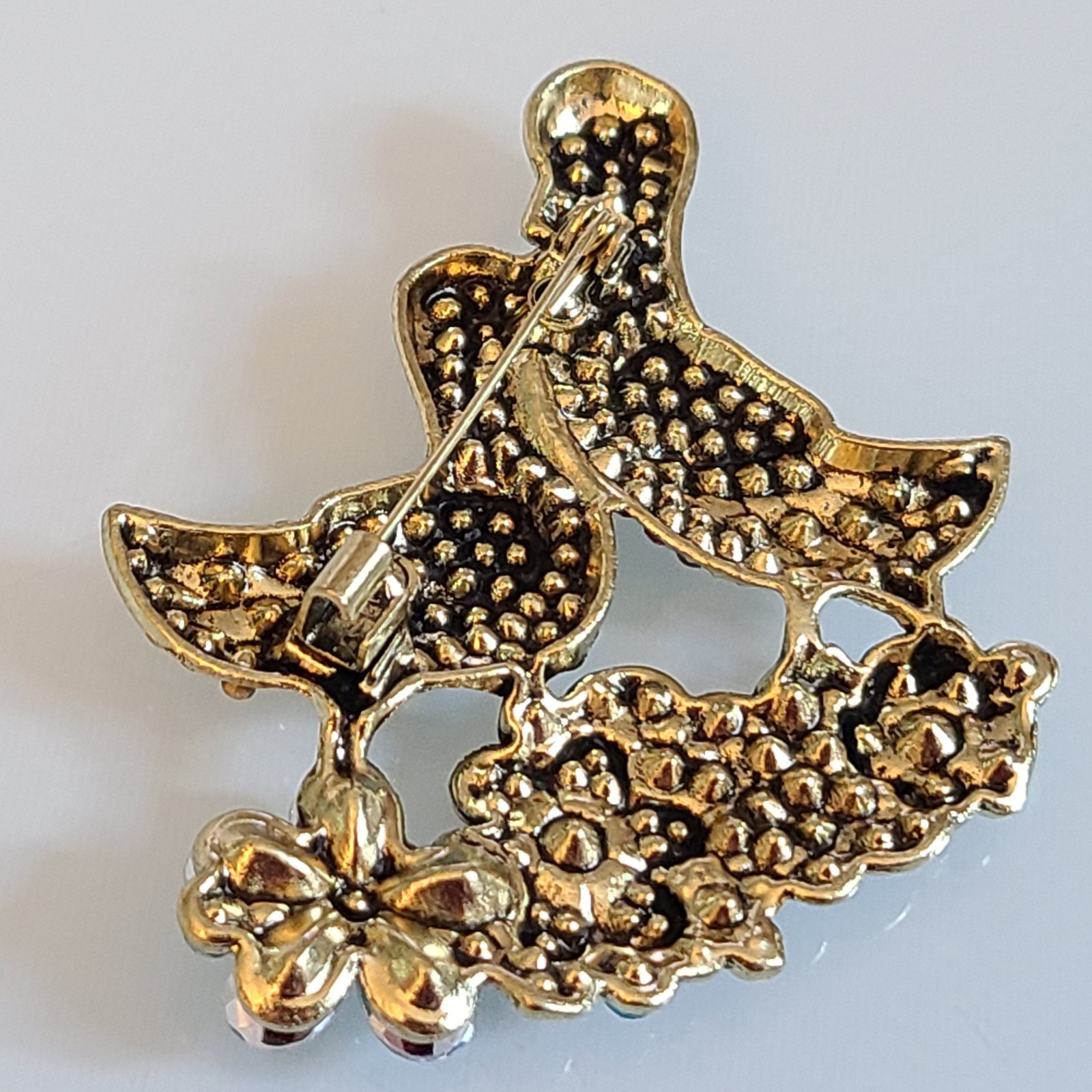 FAB DOUBLE DUCKS GORGEOUS BROOCH 2 1/2 INCHES MULTICOLORED FLOWERS AND AURORA Bs