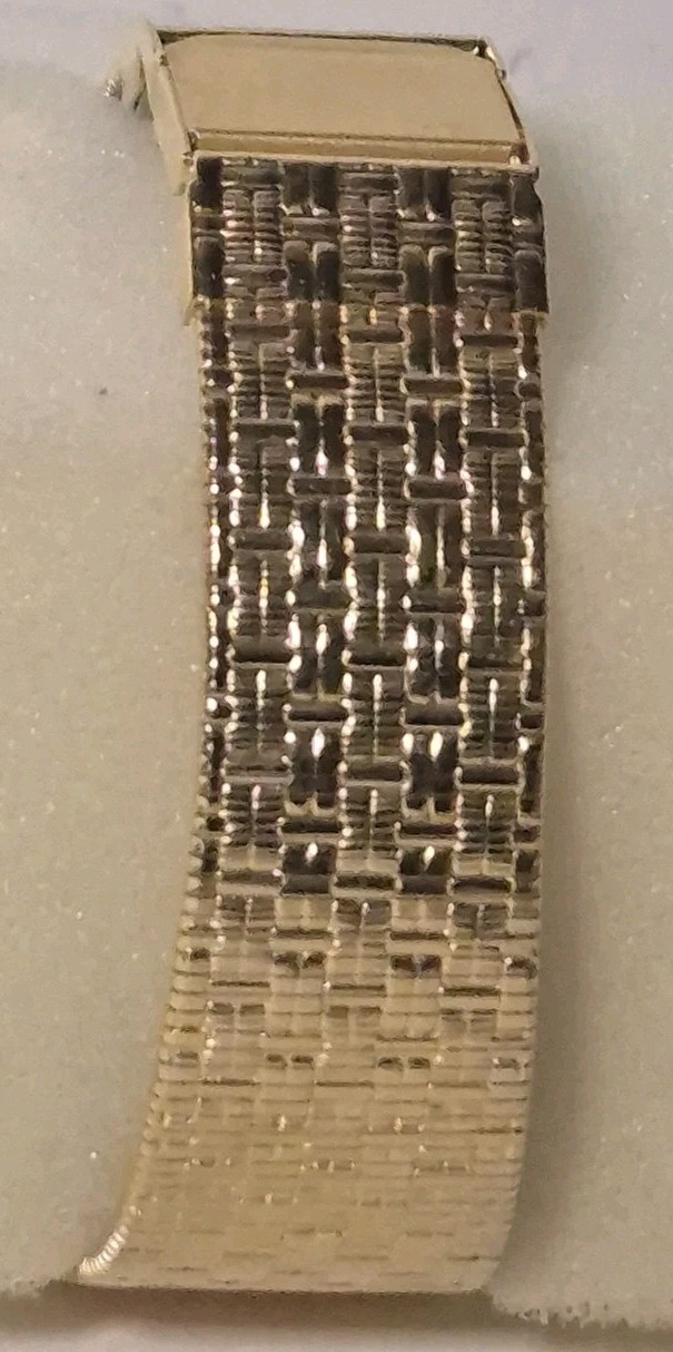 1980s Wittnauer QWR 25 x 31mm Tank Quartz Gold Tone Swiss Watch 9782 w/Box