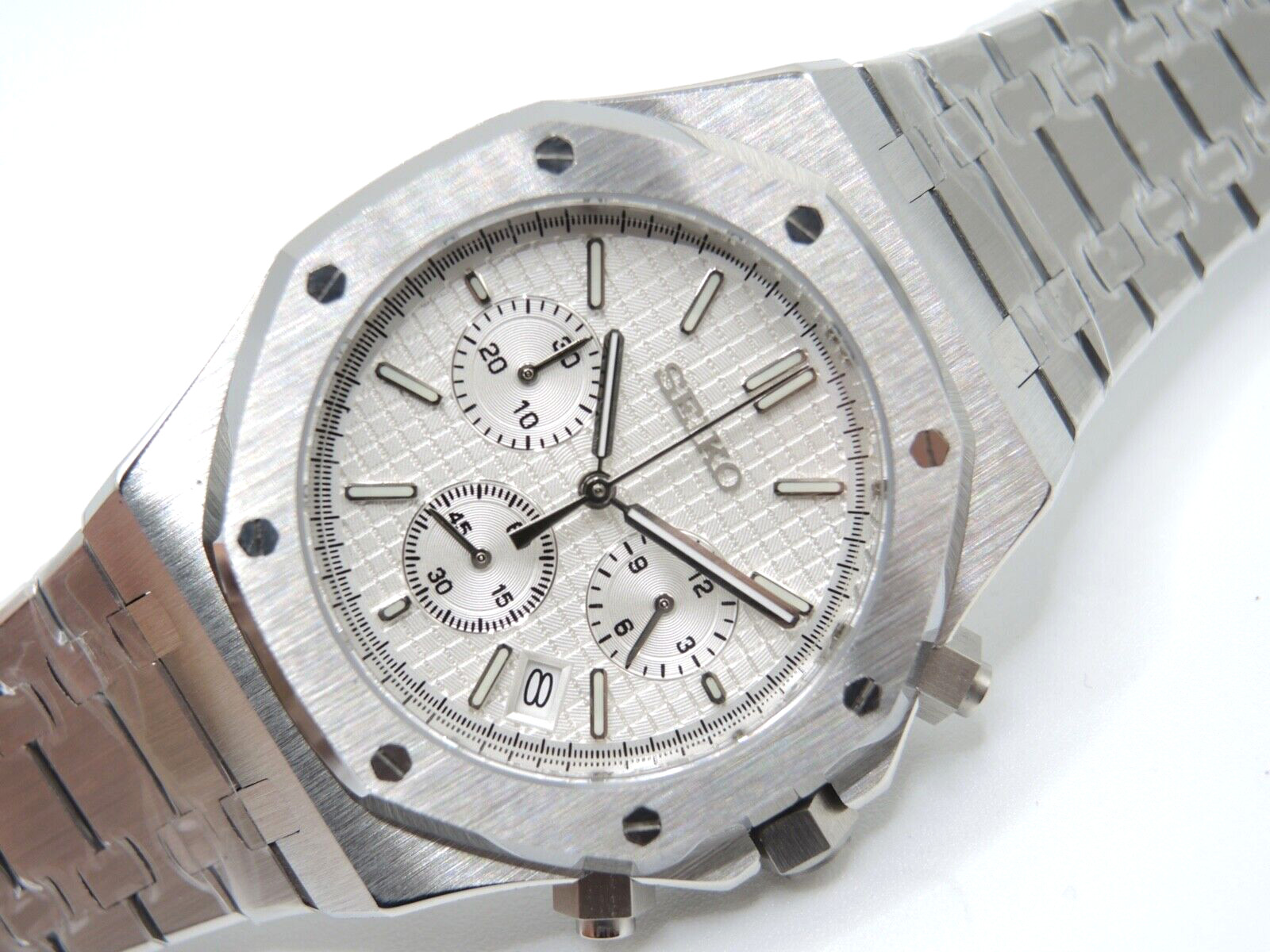 NEW CHRONOGRAPH QUARTZ DATE CAL. VK63A JAPAN SILVER WAFFLE DIAL ROO STYLE WATCH
