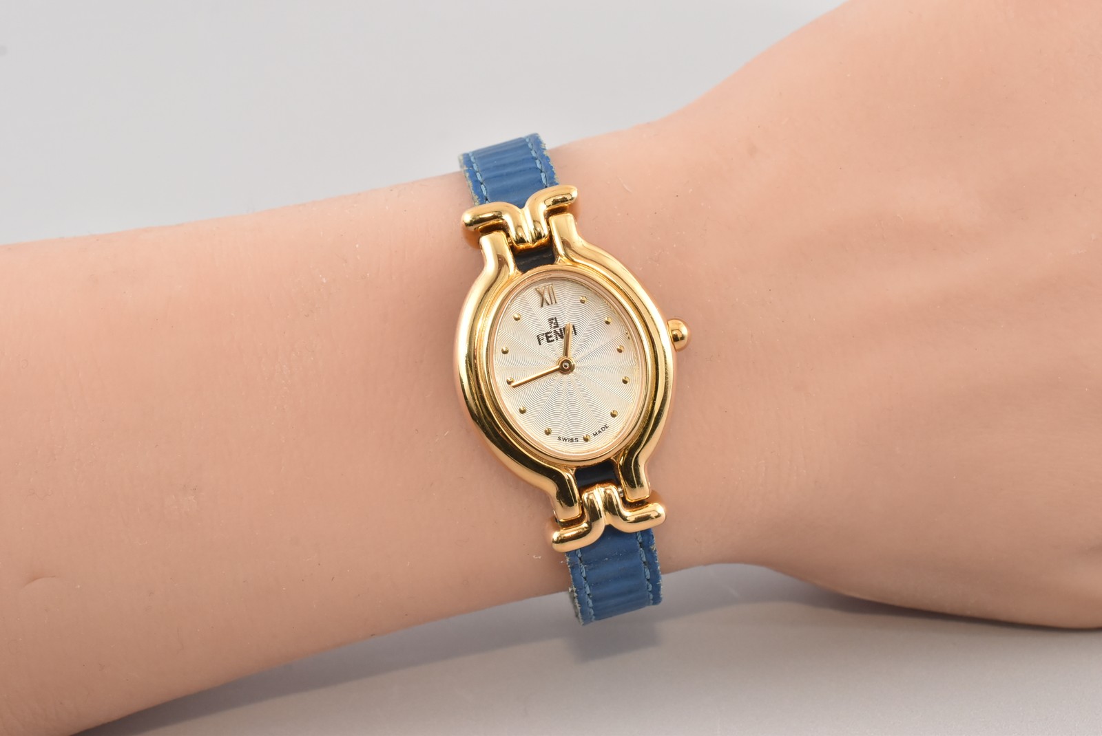 BOX Vintage FENDI Chameleon 640L 5 Change Belts Gold Ladies Qz Watch From JAPAN